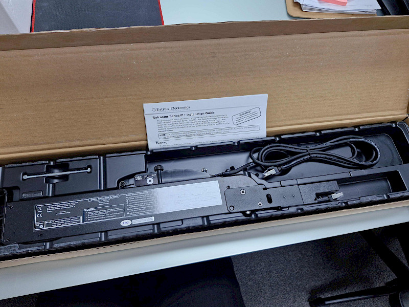 Product image - Extron Retractor Series/2 Network (70-1065-03